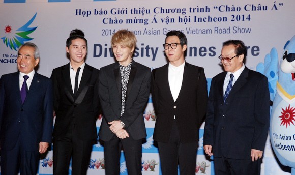 Nhóm nhạc đình đám Hàn Quốc - JYJ tới Hà Nội quảng bá ASIAD 2014 ảnh 7