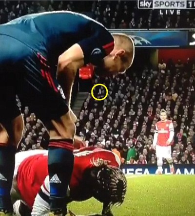 Nghi án: Robben nhổ nước bọt vào hậu vệ của Arsenal ảnh 1