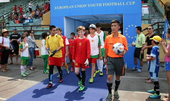 90 cầu thủ trẻ châu Âu và Việt Nam so tài trên sân Tây Hồ ảnh 1
