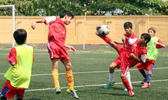 90 cầu thủ trẻ châu Âu và Việt Nam so tài trên sân Tây Hồ ảnh 4