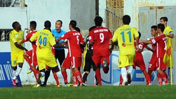 Bị phạt nặng, CLB Hải Phòng dọa bỏ V-League 2014 ảnh 1