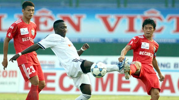 Bình Dương bị chia điểm trong ngày nhận cúp V-League 2014 ảnh 1