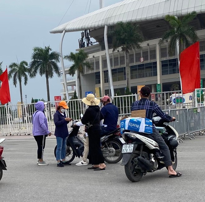 Chợ đen tràn ngập vé mời xem chung kết U23 Việt Nam, hét giá 'trên trời' ảnh 1