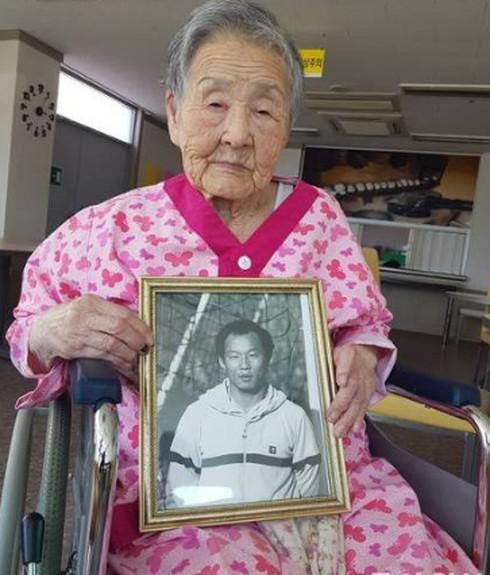 HLV Park Hang-seo 'mang huy chương' về tặng mẹ 100 tuổi ảnh 2
