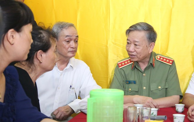 Bộ trưởng Tô Lâm chia sẻ nỗi đau thương với thân nhân 3 cán bộ chiến sỹ Cảnh sát phòng cháy, chữa cháy hy sinh khi làm nhiệm vụ ảnh 1