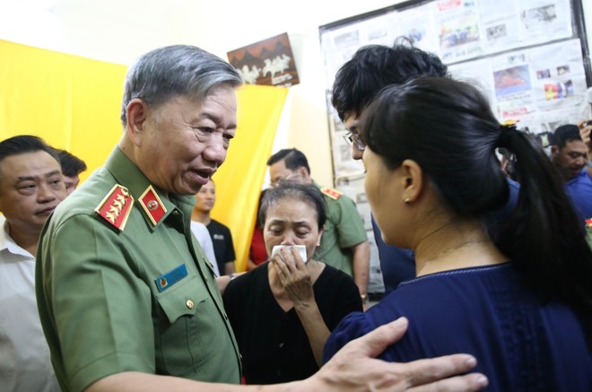 Bộ trưởng Tô Lâm chia sẻ nỗi đau thương với thân nhân 3 cán bộ chiến sỹ Cảnh sát phòng cháy, chữa cháy hy sinh khi làm nhiệm vụ ảnh 2