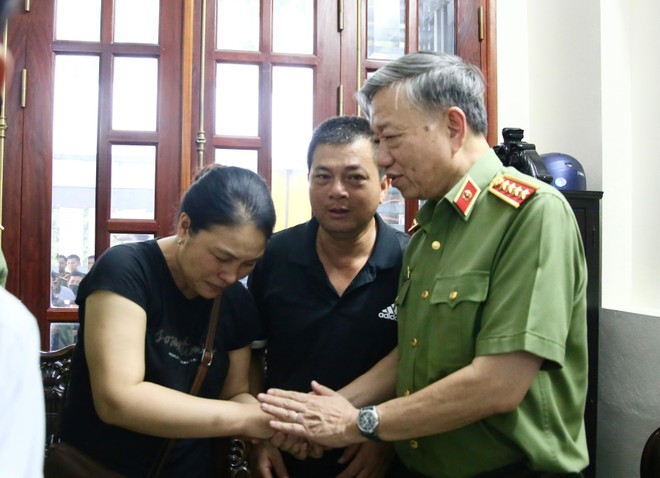 Bộ trưởng Tô Lâm chia sẻ nỗi đau thương với thân nhân 3 cán bộ chiến sỹ Cảnh sát phòng cháy, chữa cháy hy sinh khi làm nhiệm vụ ảnh 3