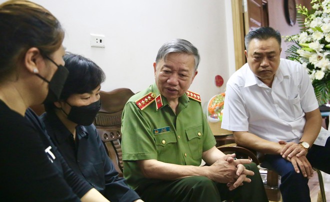 Bộ trưởng Tô Lâm chia sẻ nỗi đau thương với thân nhân 3 cán bộ chiến sỹ Cảnh sát phòng cháy, chữa cháy hy sinh khi làm nhiệm vụ ảnh 4