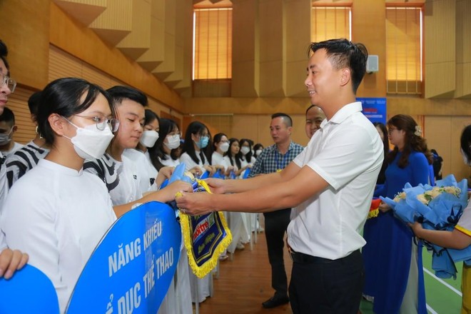 Tưng bừng khai mạc giải cầu lông học sinh sinh viên Hà Nội mở rộng 2022 ảnh 1