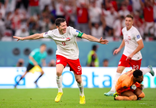 Lewandowski ghi bàn lịch sử, Ba Lan chiến thắng Ả Rập Xê Út ảnh 1