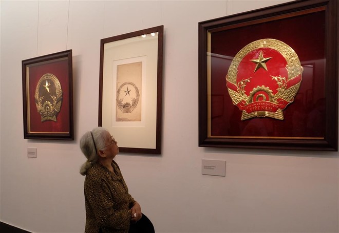 Chiêm ngưỡng bản gốc mẫu phác thảo Quốc huy Việt Nam do họa sĩ Bùi Trang Chước thực hiện ảnh 3