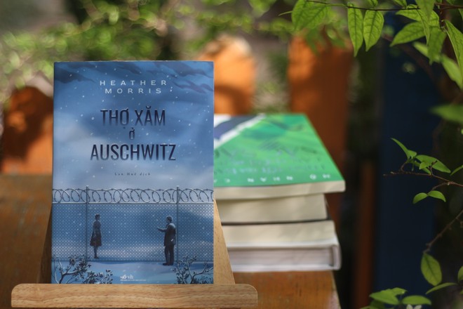 "Thợ xăm ở Auschwitz" - Chuyện tình cảm động nơi lò thiêu Đức quốc xã ảnh 2