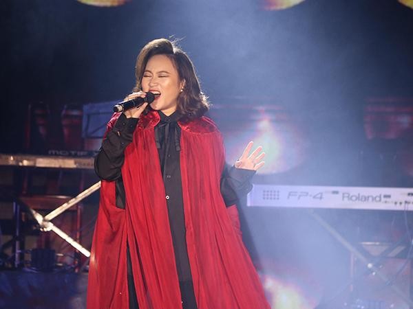 Ca sĩ Khánh Linh giành "cú đúp" Huy chương Vàng ảnh 1