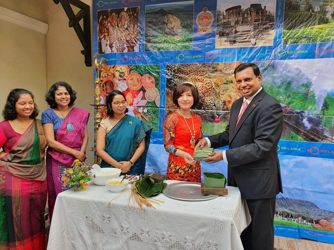 Đại sứ đặc mệnh toàn quyền Sri Lanka thử tài gói bánh chưng ảnh 2