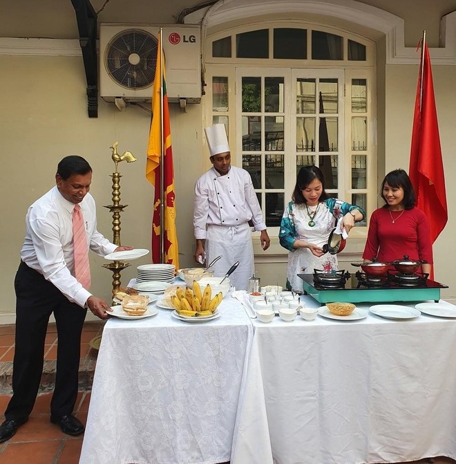 Đại sứ đặc mệnh toàn quyền Sri Lanka thử tài gói bánh chưng ảnh 3