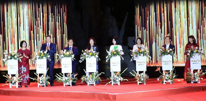  “Lễ hội quà tặng du lịch Hà Nội 2022” chính thức khai mạc tại phố đi bộ Hồ Gươm ảnh 1