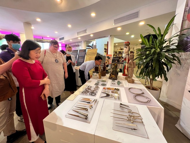 Nhà sưu tầm người Mỹ trao tặng gần 500 hiện vật về văn hóa các dân tộc Việt Nam ảnh 1