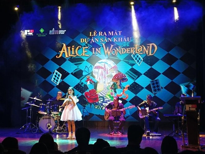 21 tuổi, nữ sinh Việt Nam làm đạo diễn vở nhạc kịch đẳng cấp quốc tế "Alice in wonderland" ảnh 3