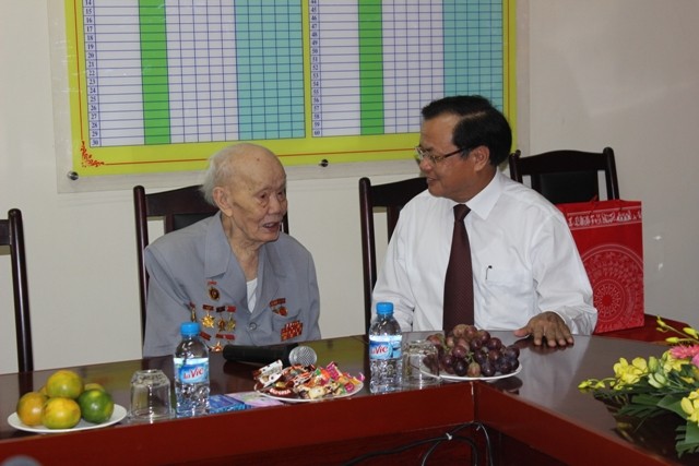 Trao tặng Huy hiệu 75 năm, 70 năm tuổi Đảng cho hai lão thành cách mạng ảnh 1