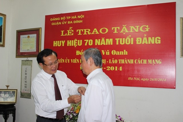 Trao tặng Huy hiệu 75 năm, 70 năm tuổi Đảng cho hai lão thành cách mạng ảnh 2