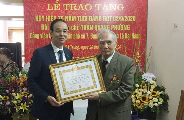 Phó Bí thư Thành ủy Hà Nội trao Huy hiệu 75 năm tuổi đảng cho đồng chí Trần Quang Phương ảnh 1