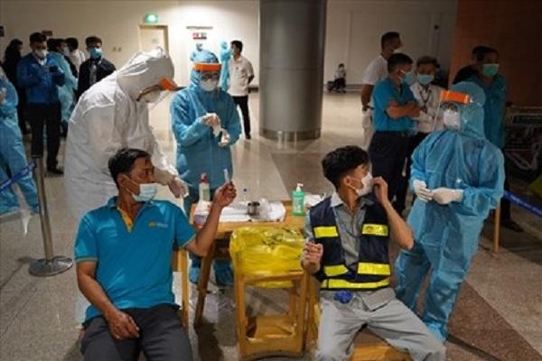 Thêm 21 ca Covid-19, TP.HCM tiếp tục có bệnh nhân làm ở sân bay Tân Sơn Nhất ảnh 1