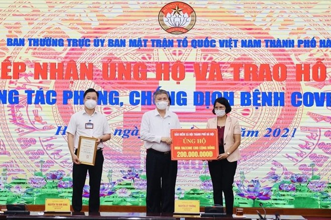 Bảo hiểm xã hội Hà Nội trao 200 triệu đồng ủng hộ quỹ vaccine Covid-19 của thành phố ảnh 1