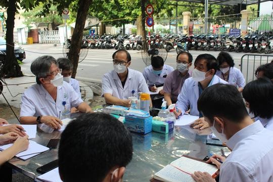 Nóng: Thêm 17 người ở Bệnh viện Việt Đức dương tính Covid-19, gồm 2 nhân viên ảnh 1