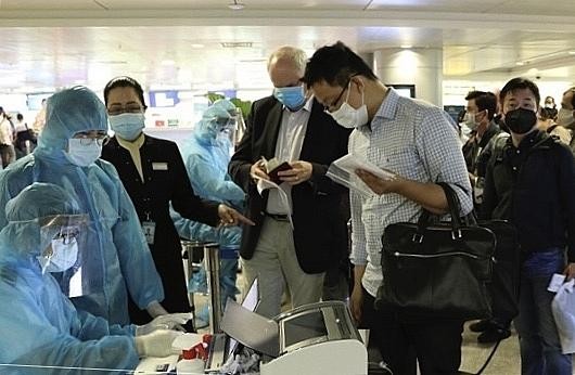 Việt Nam giám sát chặt người nhập cảnh từ các quốc gia có biến thể Omicron ảnh 1