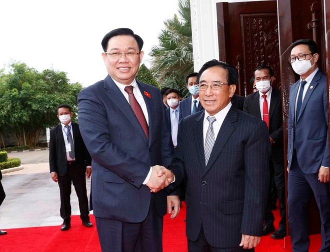 Chủ tịch Quốc hội Vương Đình Huệ hội kiến Thủ tướng CHDCND Lào, bàn nhiều nội dung hợp tác ảnh 1