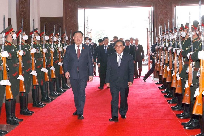Chủ tịch Quốc hội Vương Đình Huệ hội kiến Thủ tướng CHDCND Lào, bàn nhiều nội dung hợp tác ảnh 2