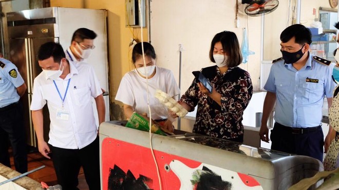 Hà Nội: Hàng trăm cơ sở vi phạm an toàn thực phẩm bị xử phạt hành chính ảnh 1