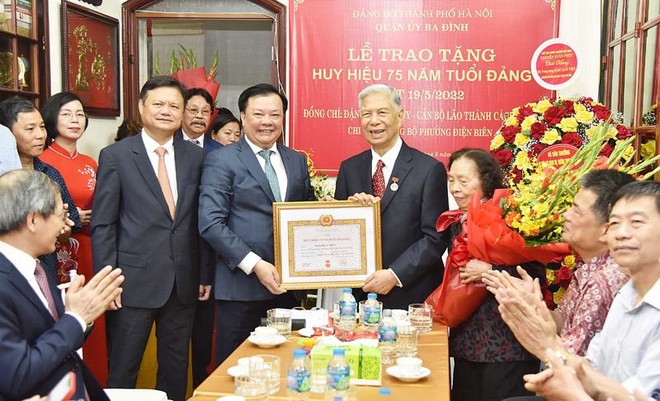 Bí thư Thành ủy Hà Nội trao Huy hiệu 75 năm tuổi Đảng cho hai đảng viên lão thành ảnh 1