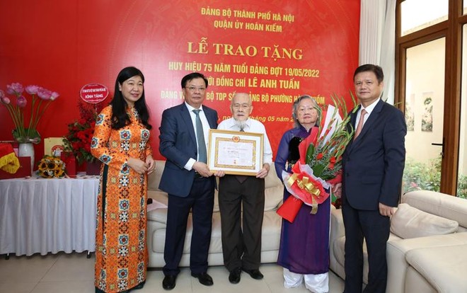 Bí thư Thành ủy Hà Nội trao Huy hiệu 75 năm tuổi Đảng cho hai đảng viên lão thành ảnh 2