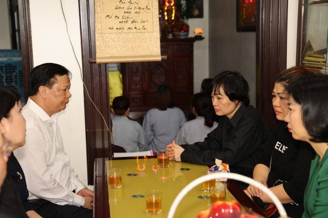Bí thư Thành ủy Hà Nội thăm, động viên gia đình chiến sĩ PCCC hy sinh trong vụ cháy tại Cầu Giấy ảnh 3