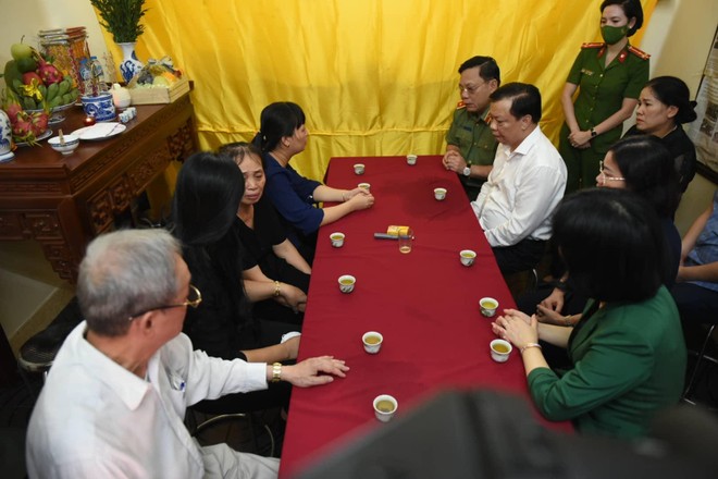 Bí thư Thành ủy Hà Nội thăm, động viên gia đình chiến sĩ PCCC hy sinh trong vụ cháy tại Cầu Giấy ảnh 1