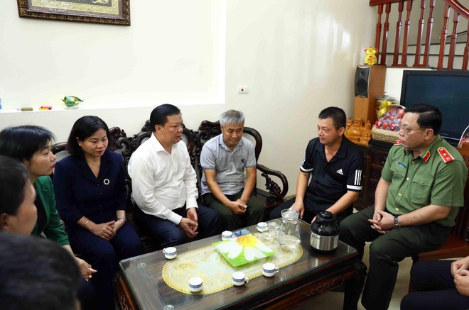 Bí thư Thành ủy Hà Nội thăm, động viên gia đình chiến sĩ PCCC hy sinh trong vụ cháy tại Cầu Giấy ảnh 4