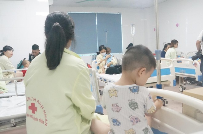 Hà Nội: Số trẻ viêm đường hô hấp nhập viện tăng vọt, lo ngại sau dịch cúm là dịch adeno ảnh 1