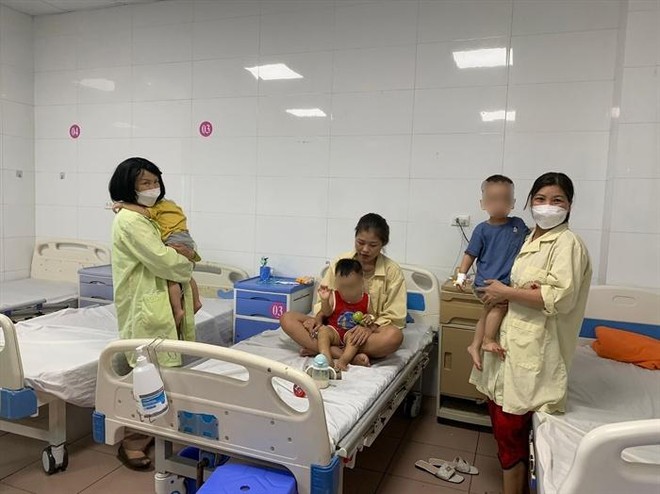 Hà Nội: Trẻ nhập viện vì viêm hô hấp tăng mạnh do giao mùa ảnh 1