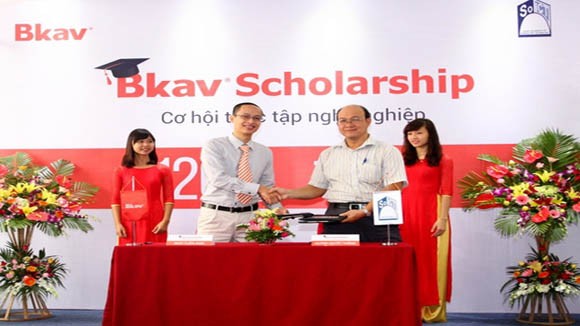 120 sinh viên Đại học Bách khoa Hà Nội nhận học bổng của Bkav ảnh 1