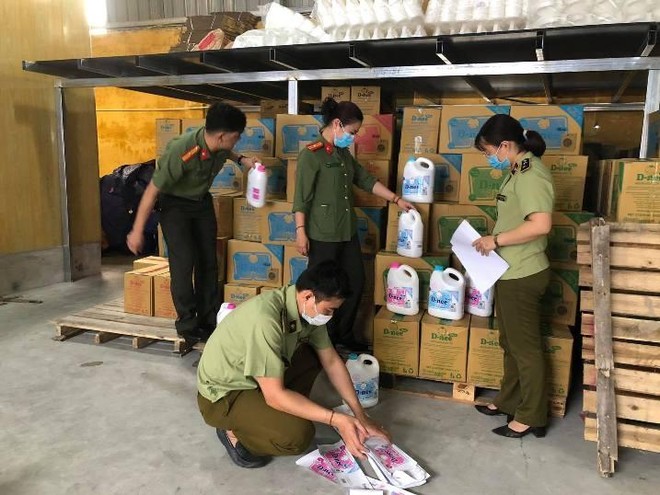 Hà Nội: Phát hiện cơ sở sản xuất nước giặt giả nhãn hiệu Dnee ảnh 1