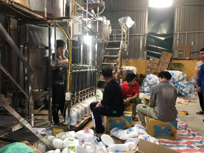 Hà Nội: Phát hiện cơ sở sản xuất nước giặt giả nhãn hiệu Dnee ảnh 3
