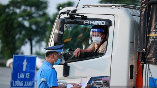 Lái xe, người xếp dỡ hàng hóa vào Hà Nội phải được tiêm ít nhất một mũi vaccine ảnh 1