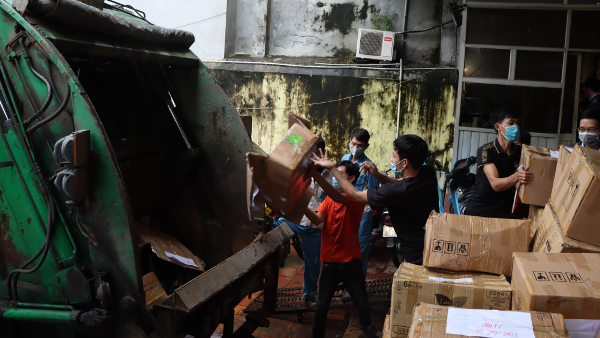 Hà Nội: Lô nước hoa "khủng" thu giữ tại 91 Hàng Gà bị tiêu hủy bằng cách nghiền nát, đốt bỏ ảnh 1