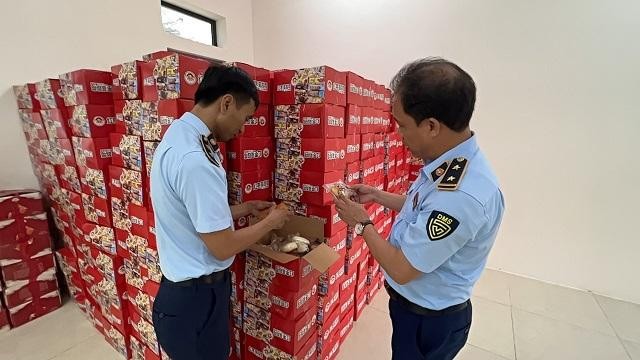 Hà Nội: Tạm giữ hàng nghìn thùng bánh kẹo nghi nhập lậu ảnh 1