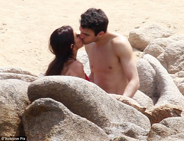 Cesc Fabregas và bạn gái hôn nhau say đắm tại bãi biển ở Ý ảnh 5
