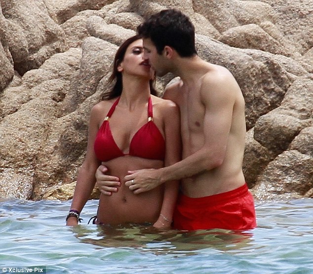 Cesc Fabregas và bạn gái hôn nhau say đắm tại bãi biển ở Ý ảnh 2