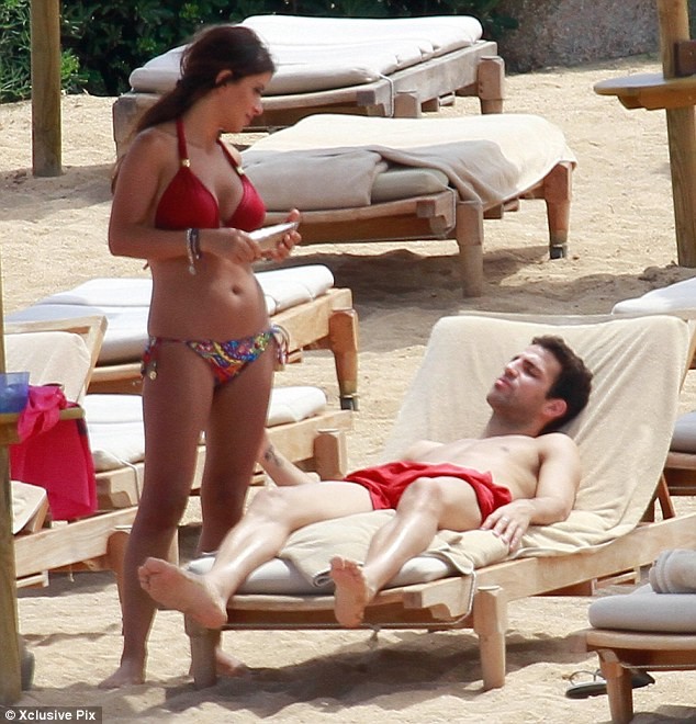 Cesc Fabregas và bạn gái hôn nhau say đắm tại bãi biển ở Ý ảnh 6