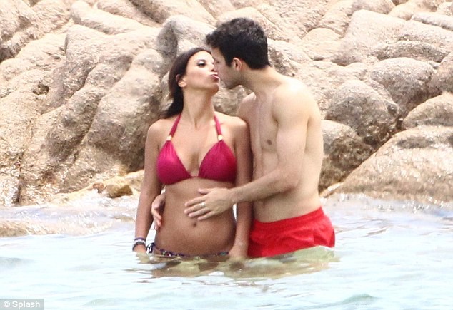 Cesc Fabregas và bạn gái hôn nhau say đắm tại bãi biển ở Ý ảnh 1