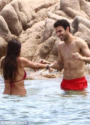 Cesc Fabregas và bạn gái hôn nhau say đắm tại bãi biển ở Ý ảnh 3